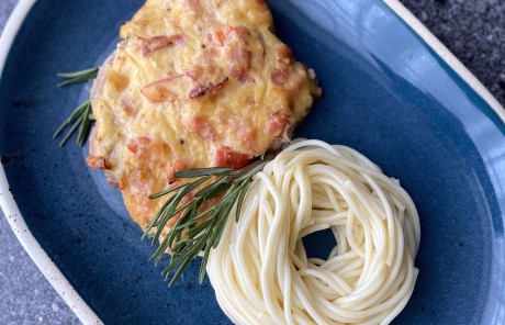 Свинина,запеченная с беконом и сыром со спагетти 